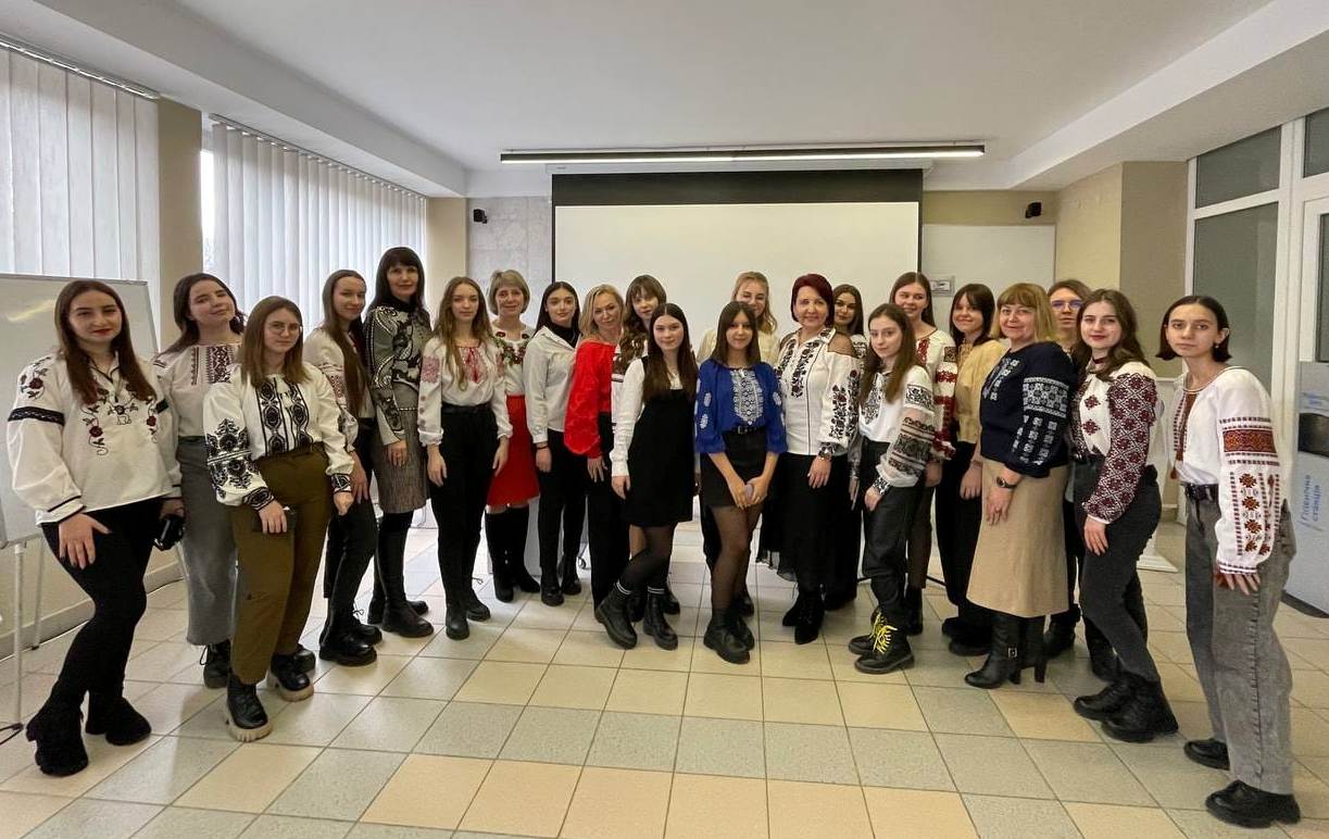 Традиційне спільне фото викладачів та студентів після завершення заходу